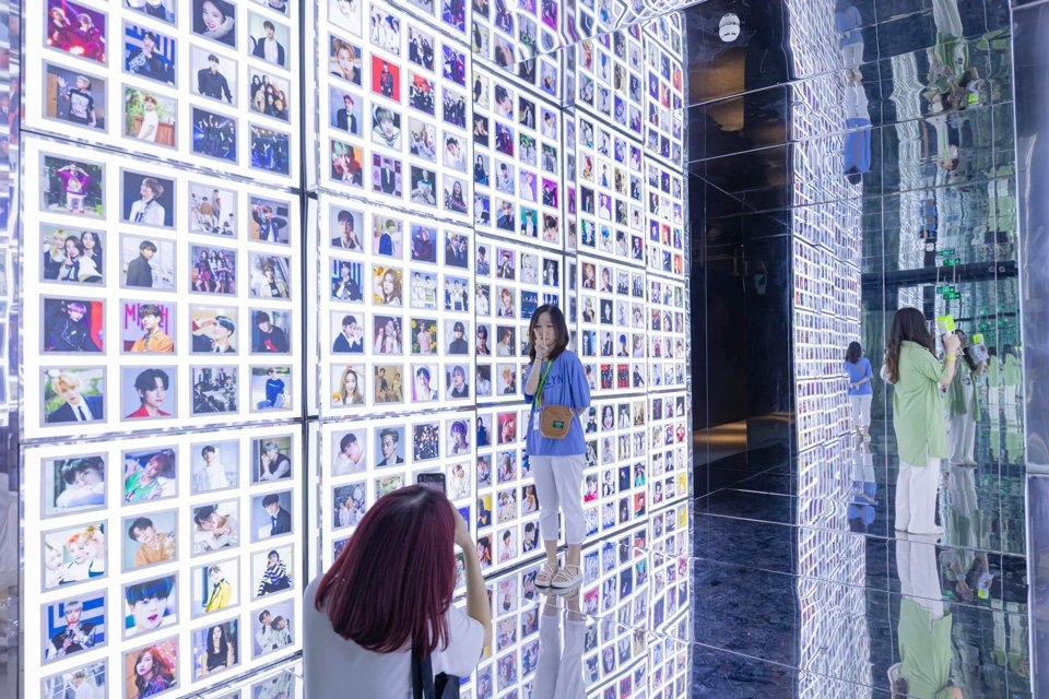 First-ever exhibition on K-Pop stars enthralls Vietnamese fans